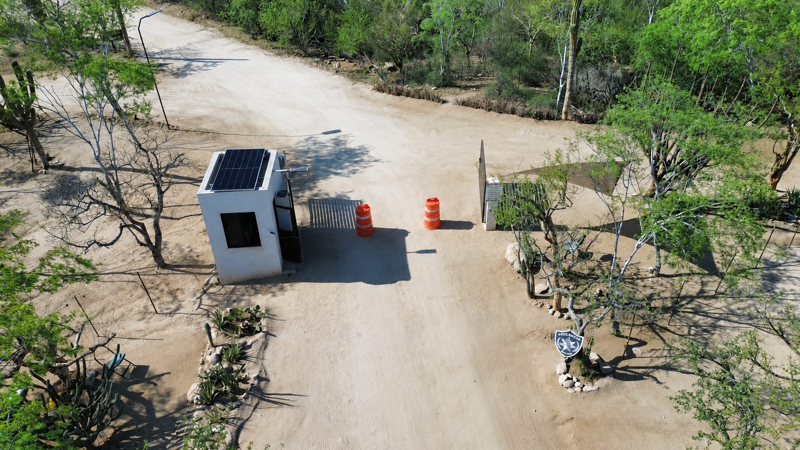 Vista aérea de la caseta de vigilancia con panel solar en el fraccionamiento Monte Cardón
