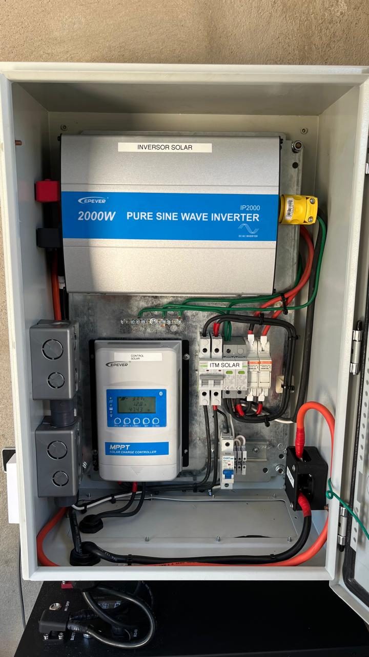Inversor EPEVER y controlador MPPT instalados en la caseta de vigilancia autónoma