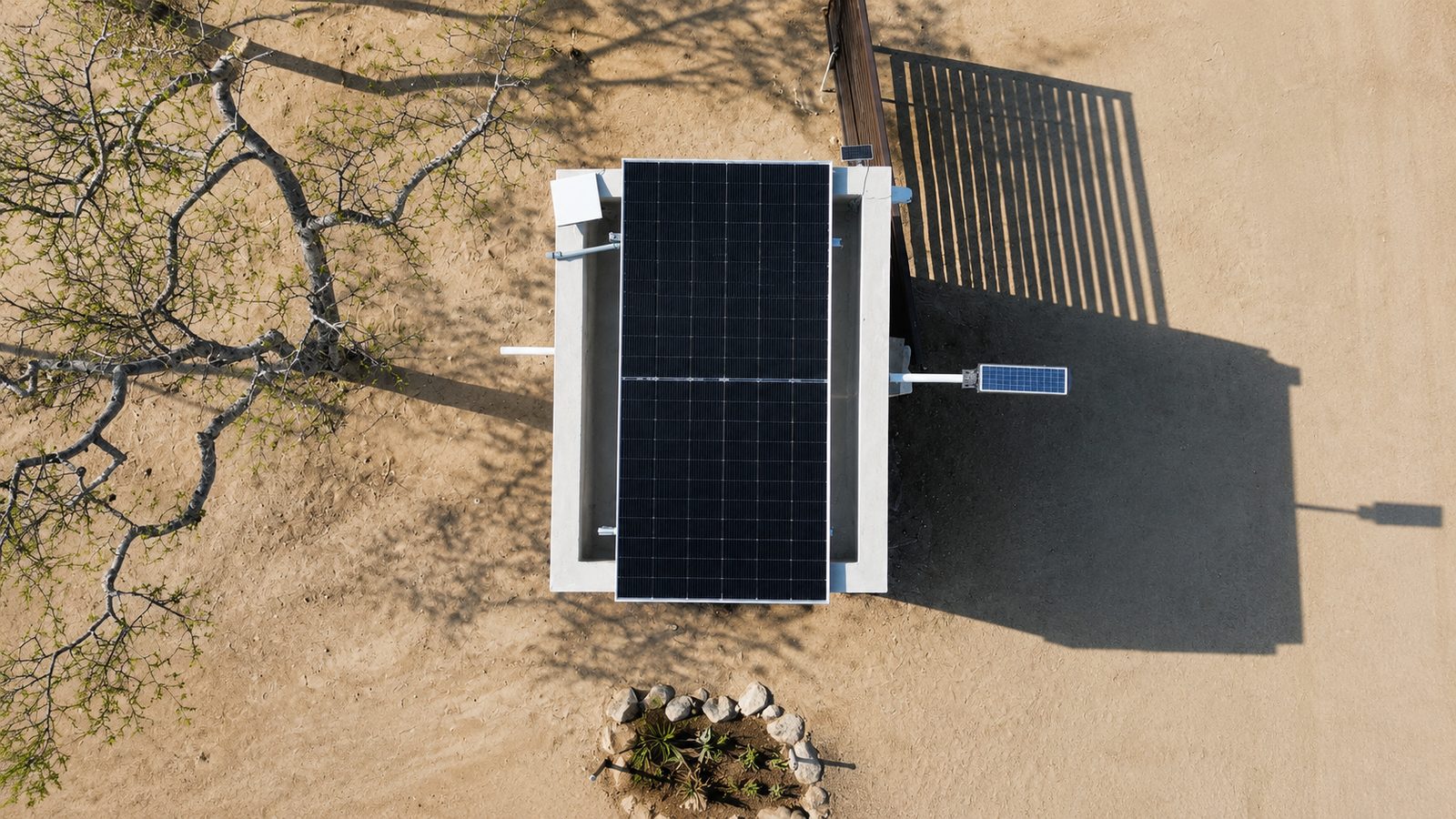 Panel solar visto desde arriba sobre la caseta de vigilancia en Monte Cardón
