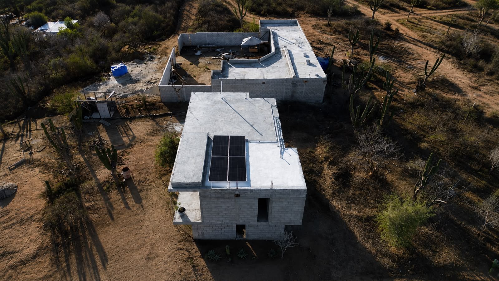 Casa residencial en el desierto de Los Cabos con sistema fotovoltaico en azotea