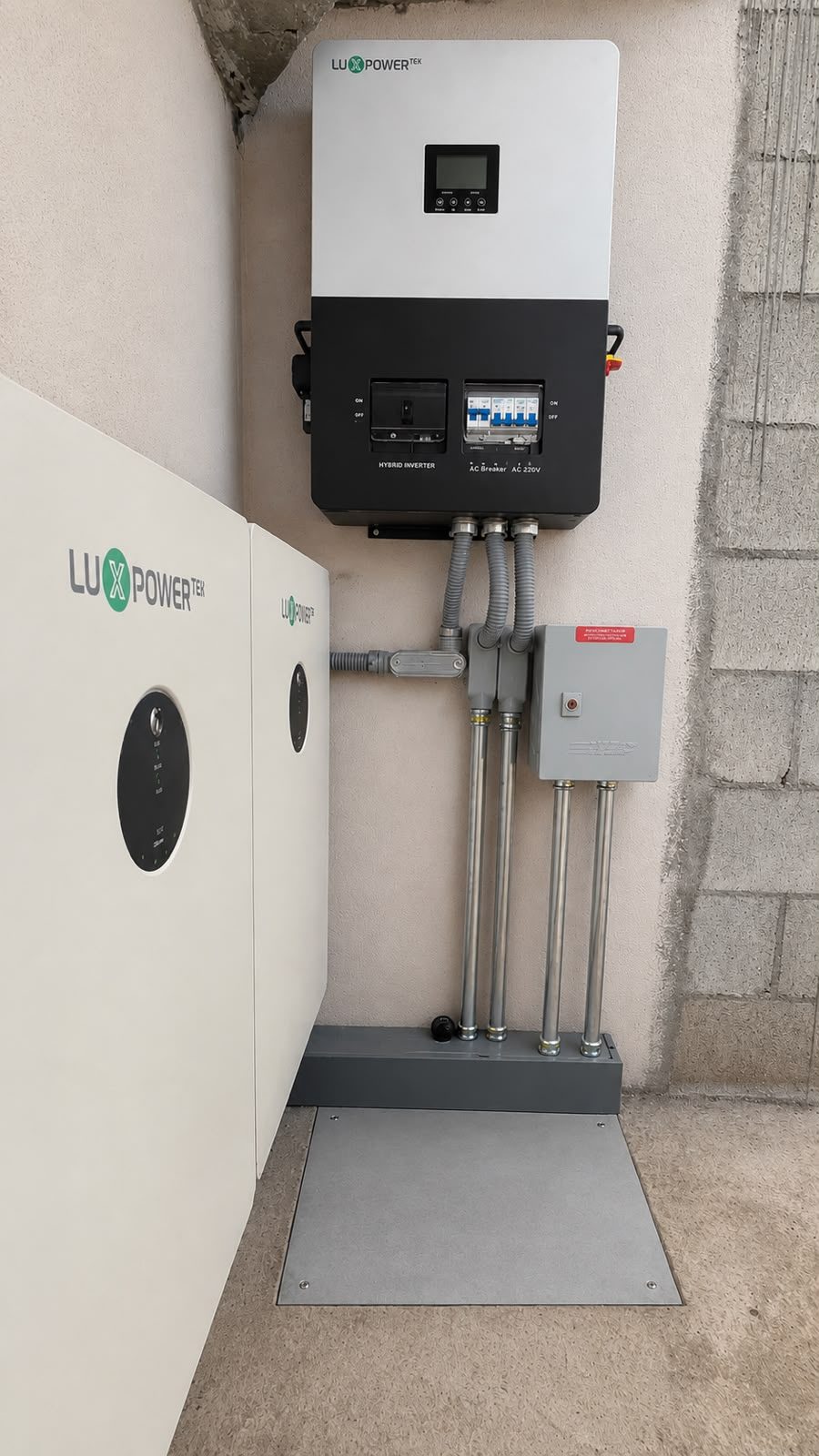 Inversor híbrido LuxPower con banco de baterías instalado