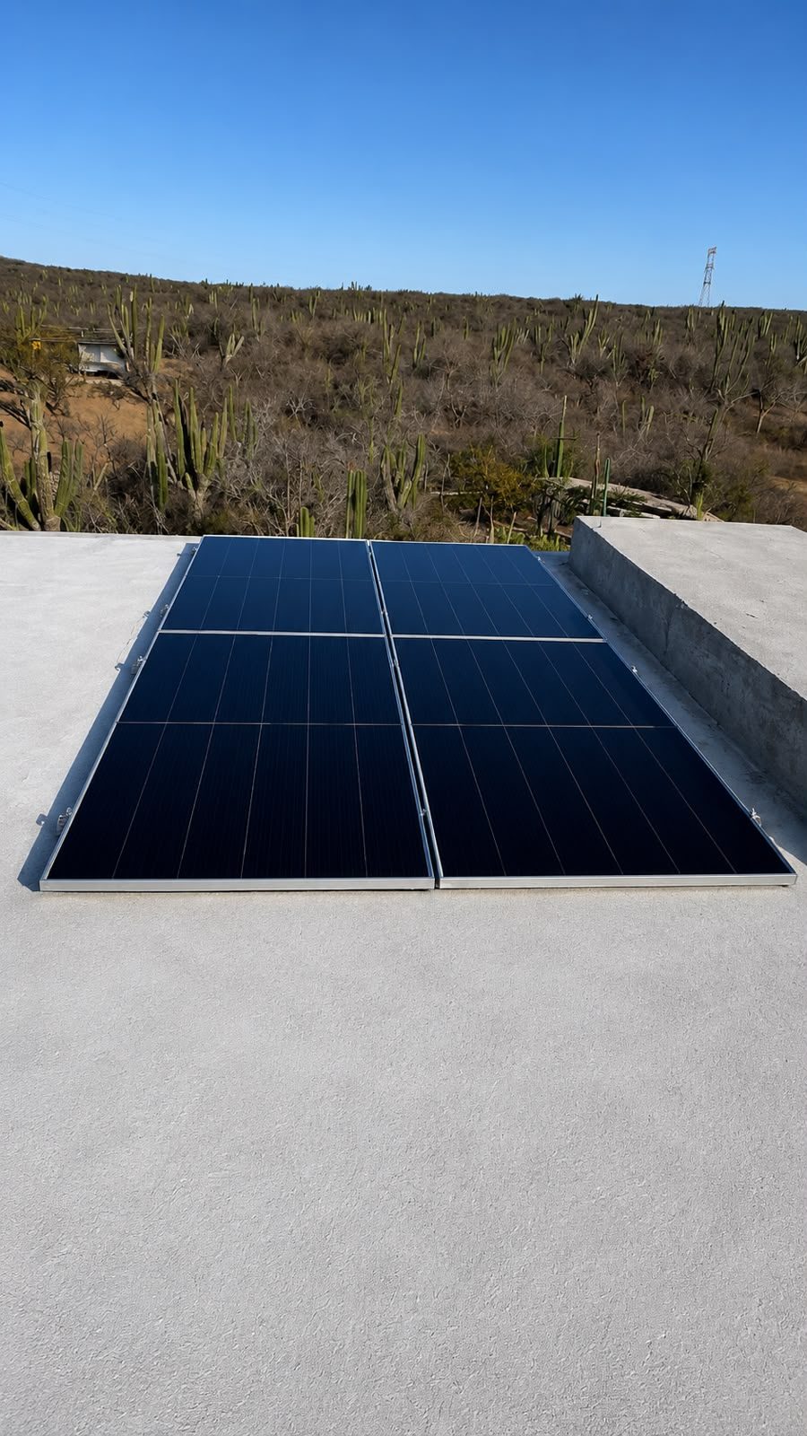 Arreglo de paneles solares instalado en azotea con vista al desierto