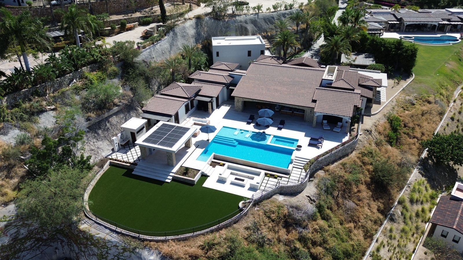Villa de lujo con alberca y sistema fotovoltaico integrado