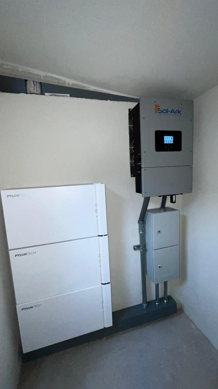 Inversor Sol-Ark y baterías Pylontech instalados en cuarto técnico