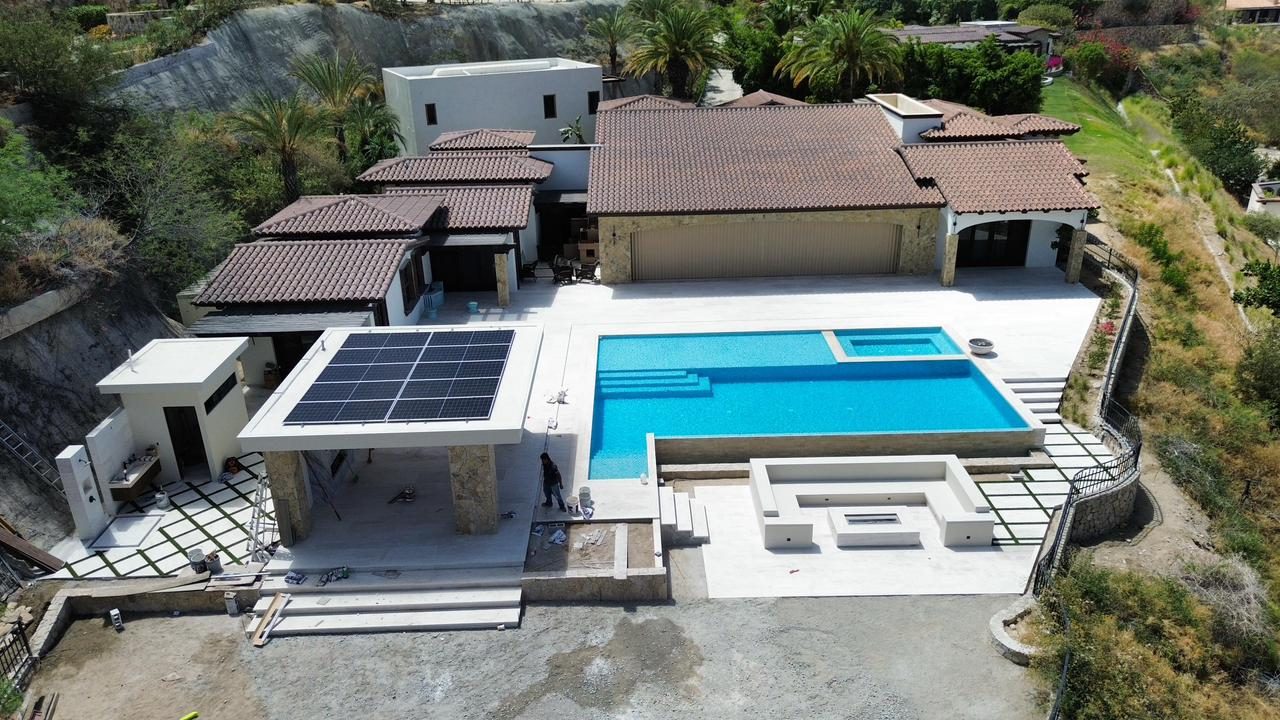 Instalación fotovoltaica en proceso sobre pérgola de una villa residencial