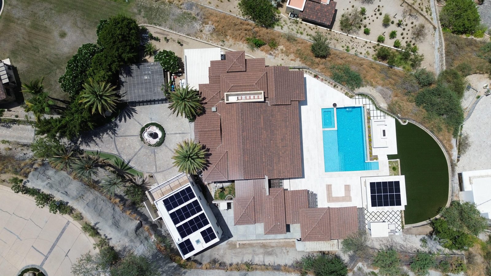 Vista aérea de los dos arreglos de paneles solares en la residencia LA LOMA 25, junto a la alberca