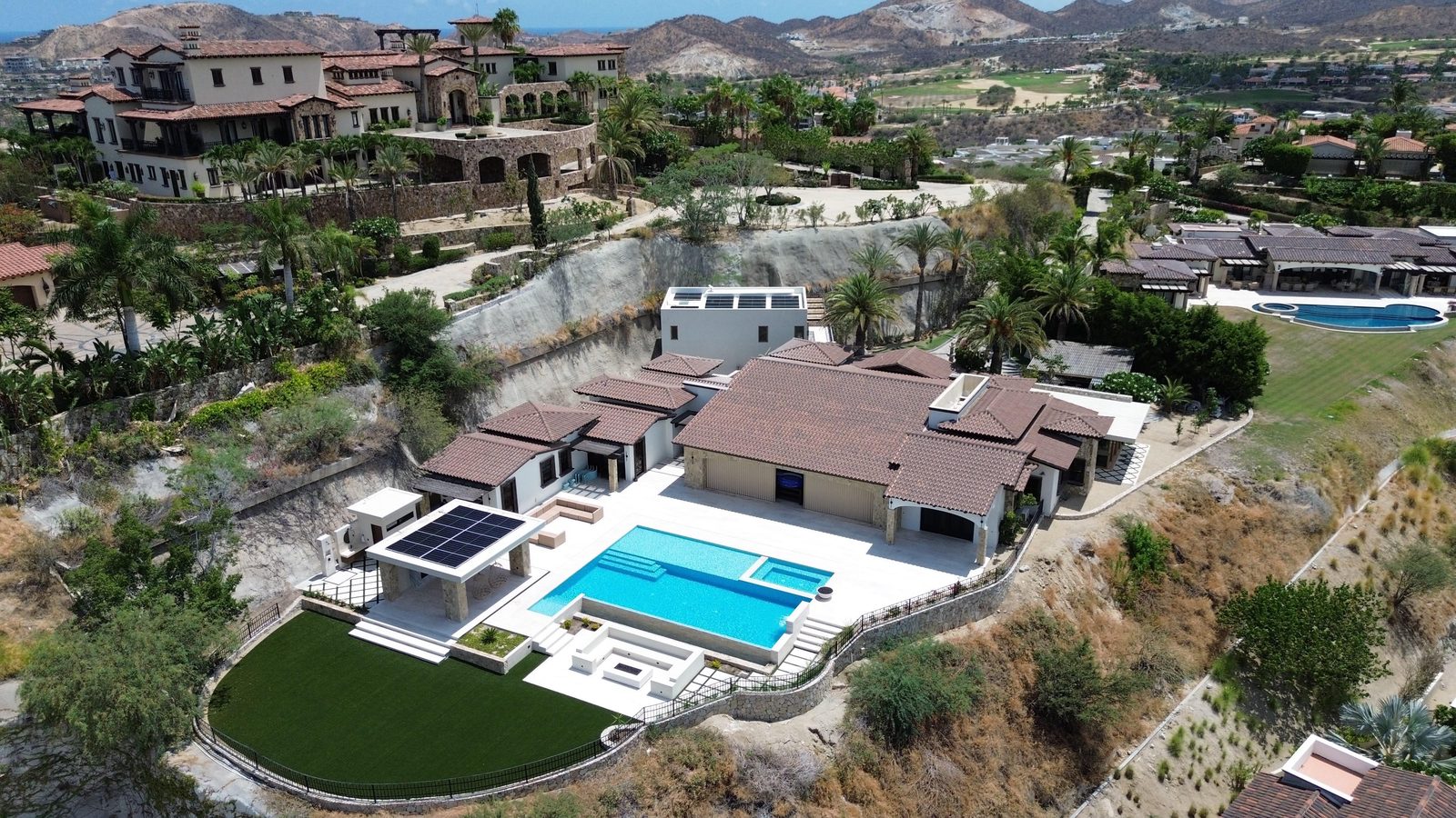 Vista aérea de la residencia LA LOMA 25 en Querencia con sistema fotovoltaico ampliado